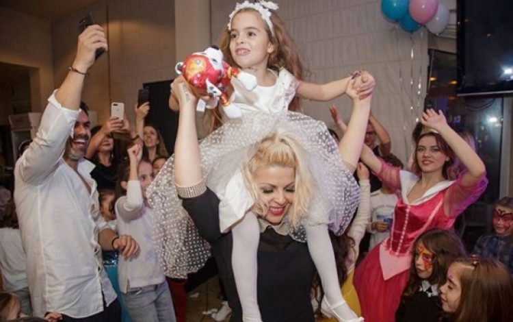 Nuk habitemi fare, dardha bie nën dardhë! Vajza e Aurelës ja merr këngës njësoj si mami (VIDEO)