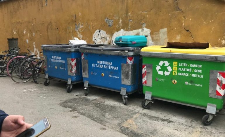 ALARM PËR BOMBË/ Prapa Bashkisë së Tiranës gjendet një valixhe e dyshimtë (FOTO)