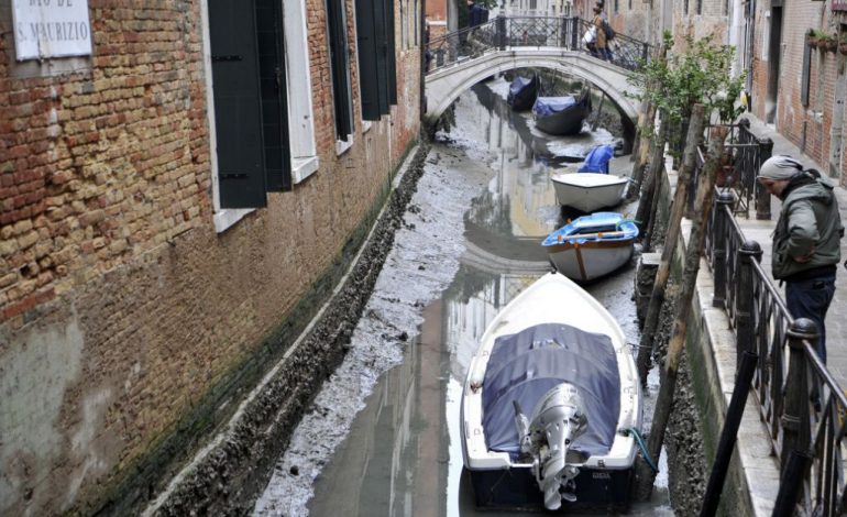 FOTO/ Venecia në kaos, thahen kanalet e qytetit, gondolat mbesin në baltë