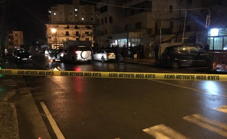 VLORË/ Të shtëna me armë zjarri drejt një automjeti, tre persona të plagosur (EMRAT)