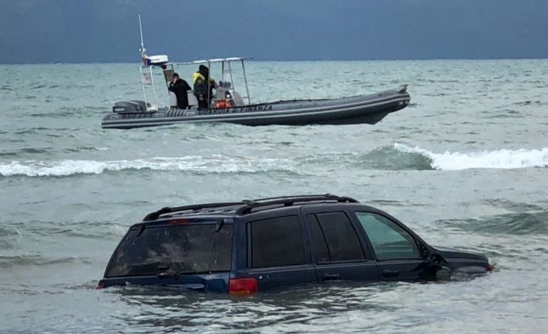 ENIGME NE VLORE/ Gjendet i zhytur në det një automjet me targa italiane, dyshohet se… (FOTO)