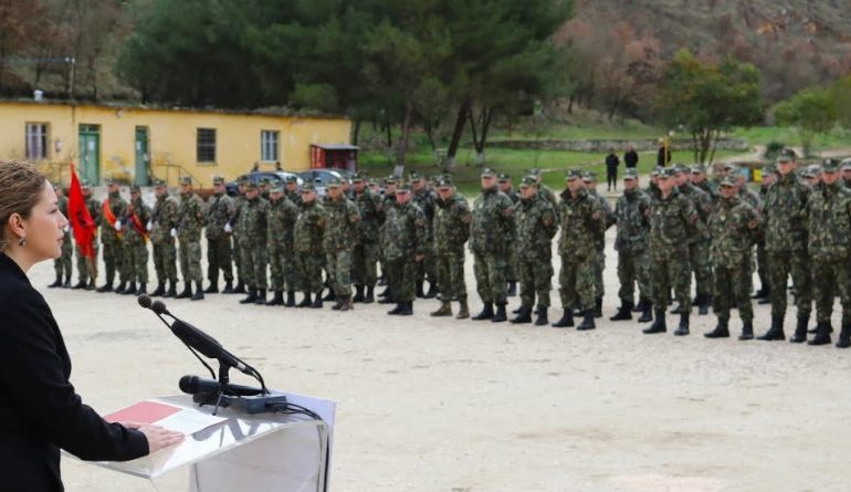 Ministrja Xhaçka viziton ushtarakët e Poshnjes: Vlerësim sipas meritës dhe transparencë