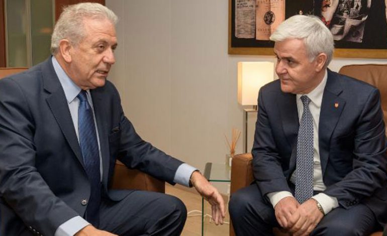 Avramopulos në Tiranë/ Ka nisur takimi me Ministrin Xhafaj, pritet marrëveshja mes policisë dhe FRONTEX