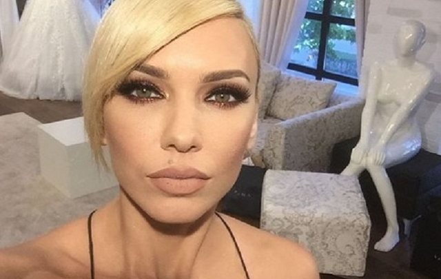 Xhemi Shehun e kapin mat në aeroport: Ja si duket moderatorja pa pikë grimi (FOTO)