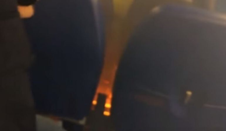 Pasagjerët në panik/ Zjarr në bordin e avionit (VIDEO)