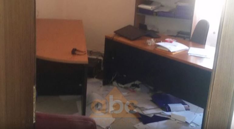 Pamje ekskluzive të zyrës së Bashkisë ku ndodhi sherri masiv