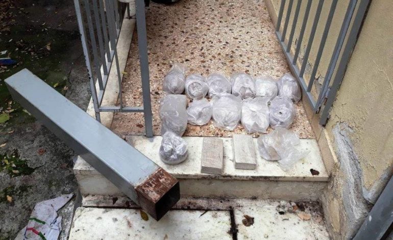 Goditet tjetër grup SHQIPTARËSH trafikantë droge në Athinë/ Çfarë iu gjet (FOTO)