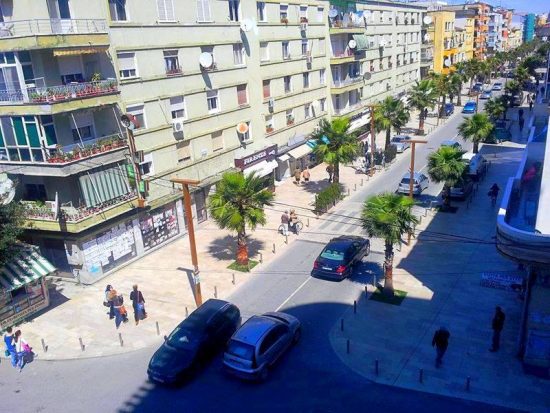 Zbulohet skandali në Durrës/ Biznesmeni shet të njëjtën hyrje 10 herë, noterja që firmosi kontratat është…