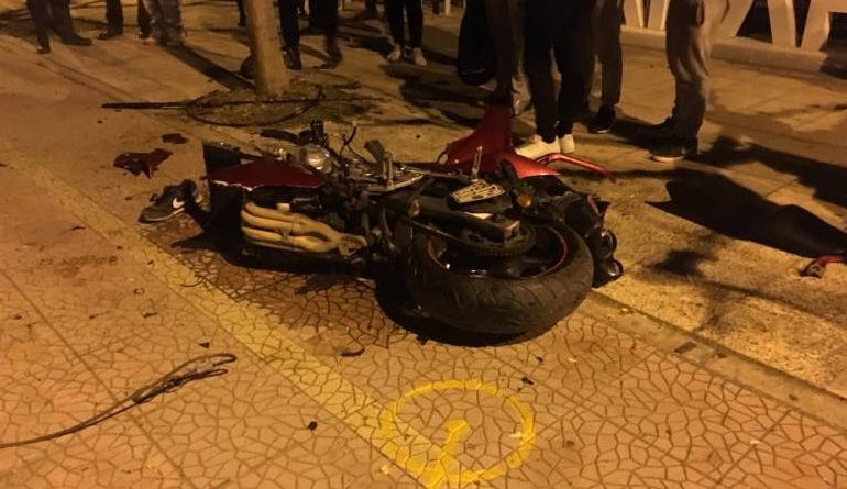 Greqi/ Shoferi shqiptar përplas motorin me makinë, vetëdorëzohet në polici