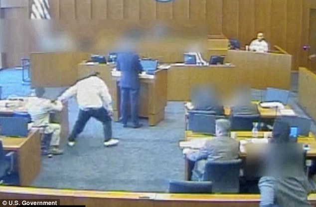 TMERR NE GJYQ/ I pandehuri i sulet dëshmitarit, por e ekzekuton polici (VIDEO)