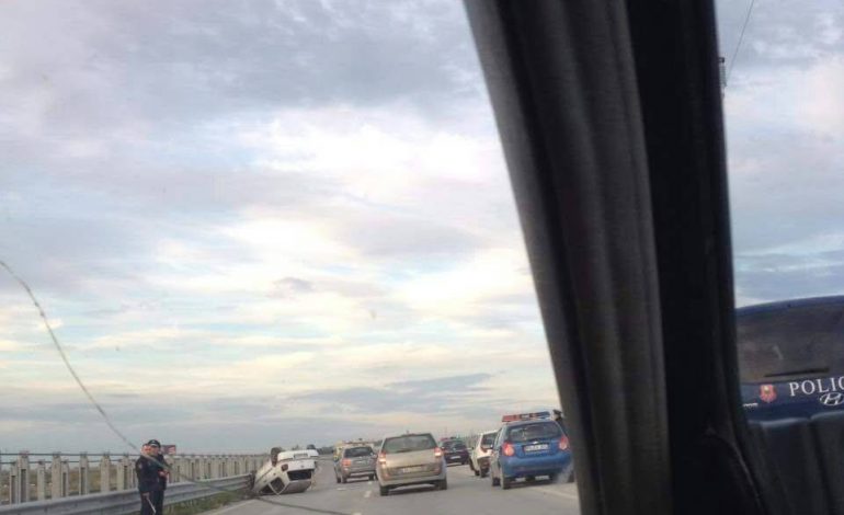 VLORE/ Aksdent te mbikalimi i Novoselës, janë përfshirë 3 automjete dhe janë lënduar…