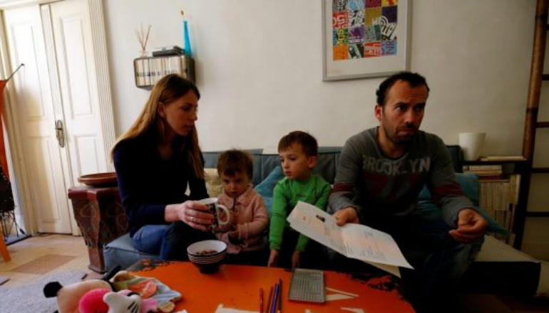Franca i trajton si kafshë Shqiptarët/ Hedh në rrugë familjen me dy fëmijë të mitur