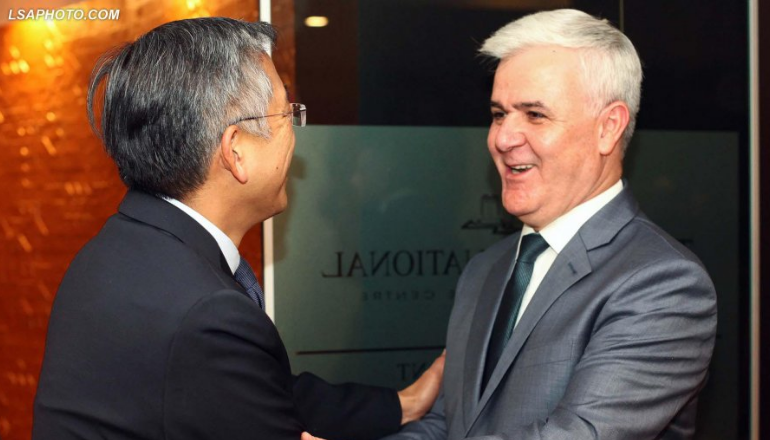“FORCA E LIGJIT”/ Ambasadori Lu takon Xhafajn e Veliun: Të luftojmë krimin e organizuar dhe bandat