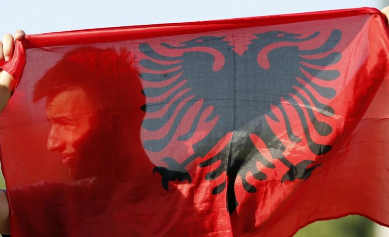 Zyrtarizimi i gjuhës shqipe, nën hijen e çështjes së emrit të Maqedonisë
