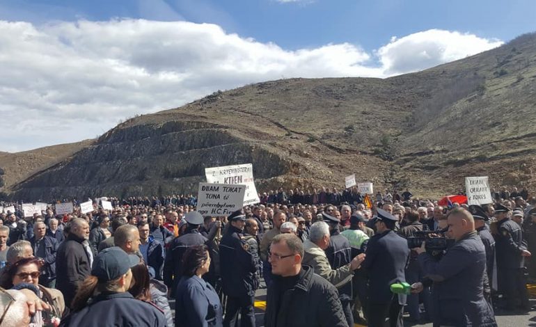 PROTESTA PËR TARIFËN NË Rrugën e Kombit/ Zbardhen emrat. Ja kush janë 23 të arrestuarit në KUKES (LISTA)