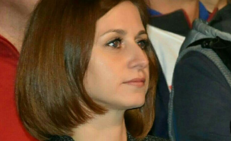 FOTO/ Pas miratimit të gjuhës shqipe, digjet makina e deputetes
