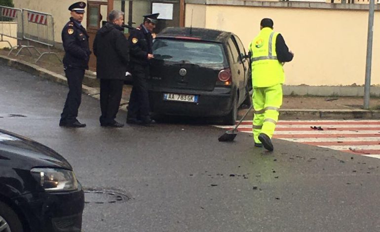 AKSIDENT pranë Ambasadës Italiane/ Makina del nga rruga, nuk ka të lënduar (FOTO)