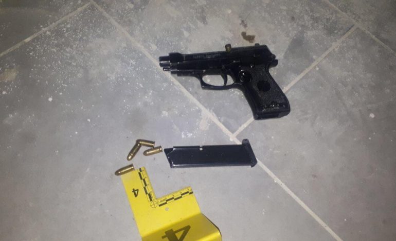 Kanosi me armë dy persona/ Arrestohet në flagrancë 35-vjeçari nga Tirana (EMRI)