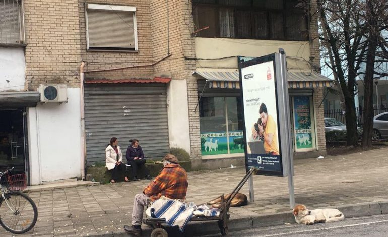 (FOTO NGA TIRANA) Varfëria nuk ka kufij/ Mbyllni sytë, mos e shikoni trishtimin bijtë e mi!