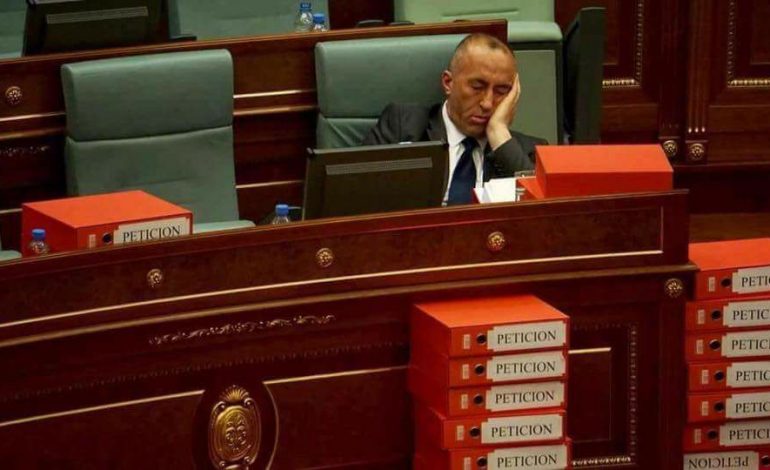 FOTOLAJM/ Diskutimi maratonë për demarkacionin, Haradinaj kapet duke FJETUR në Kuvend