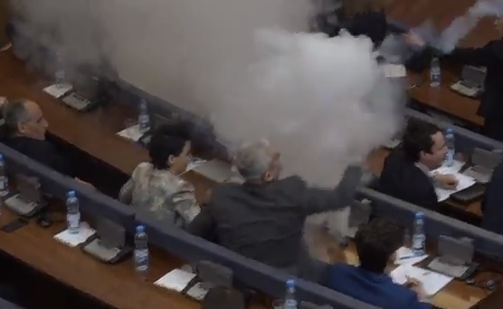 Deputetët e Vetëvendosjes hodhën gazin lotësjellës në Kuvendin e Kosovës