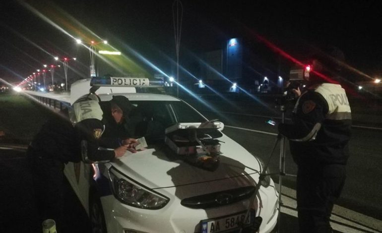 Me shpejtësi skëterrë dhe duke folur në telefon, shoferi i ‘BMW’ luksoze i ikën policisë: S’ju ndalova sepse…