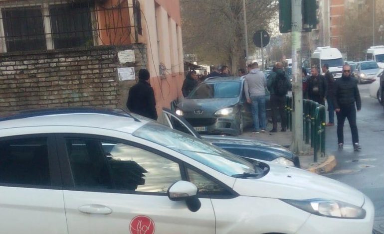 FOTO/ Makina DEL nga rruga, hip në trotuar mes TURMËS SË NJERËZVE