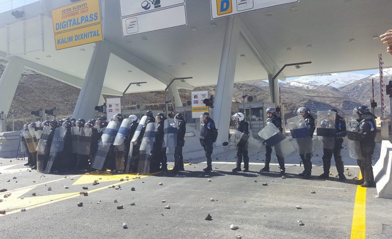Dhuna në protestë, shkon në 14 numri i efektivëve të plagosur, mes të lënduarve dhe kreu i policisë Kukës