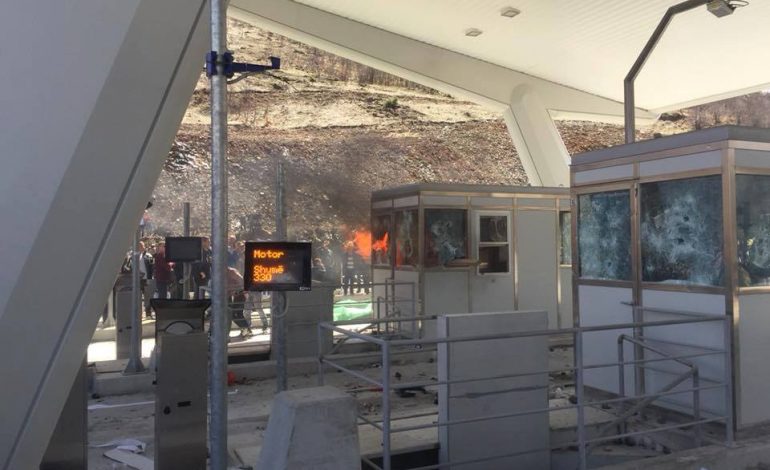“Deri në vdekje”/ Përkeqësohet situata te Rruga e Kombit, i vihet flaka kabinave, thyhet trau. 3 të lënduar