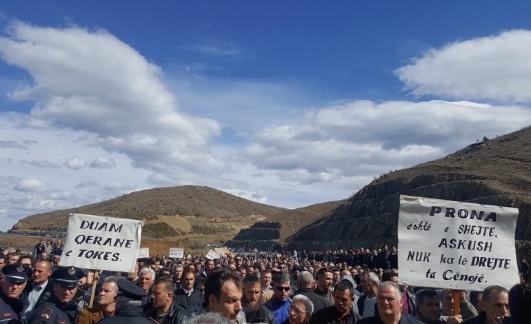 FOTO EKSKLUZIVE/ Pankartat e çuditshme në protestën për tarifën në Rrugën e Kombit