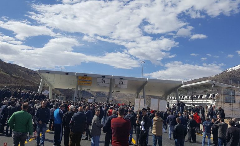 Ja çfarë shkruajnë mediat italiane për protestën në Rrugën e Kombit: Përleshje të dhunshme mes…