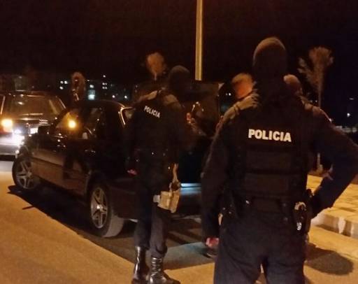Goditen disa grupe kriminale/ Mes tyre në pranga ZYRTARË dhe POLICË