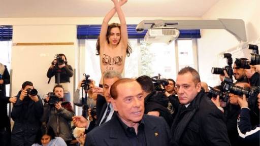Berlusconi ke skaduar”! Shihni protestën TOPLESS të aktivistes (VIDEO)