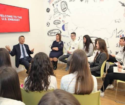 Ambasadori Donald Lu nga Rrësheni: Shqipëria në BE, të rinjtë do e udhëheqin drejt së ardhmes