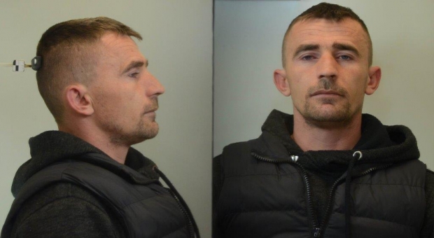 HORRORI/ Publikohen FOTOT e shqiptarëve që përdhunuan për 12 orë, 45-vjeçaren në Athinë