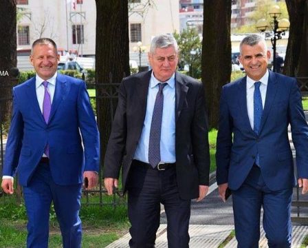 “Tre muskutierët”/ Nard Ndoka zbulon dy miqtë më të mirë në Kuvend