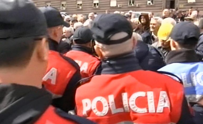 PROTESTA E MINATORËVE/ Del përfaqësuesja e kryeministrisë: Do i parashtroni problemet…