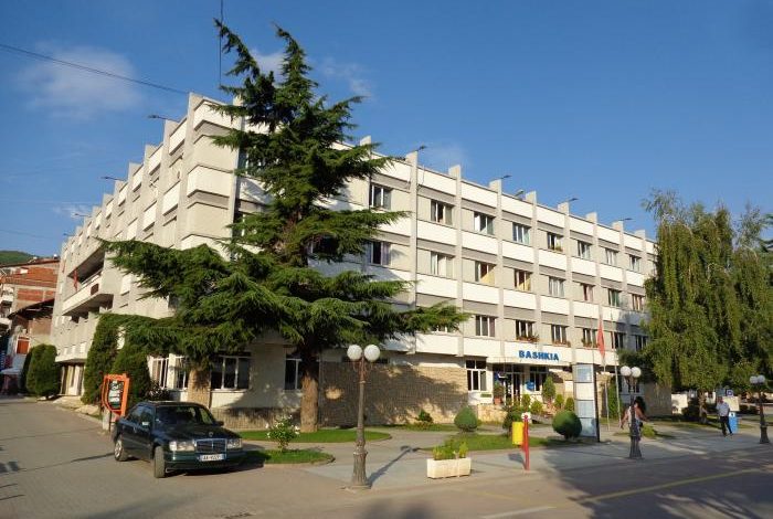 VIDEO/ Pogradec, pastrueseve u vjedhin pagat; akuza për kompaninë e kushëririt të kryebashkiakut