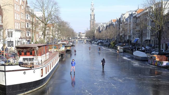 “Ngrin” Holanda! Në Amsterdam njerëzit patinojnë mbi lum (FOTO)
