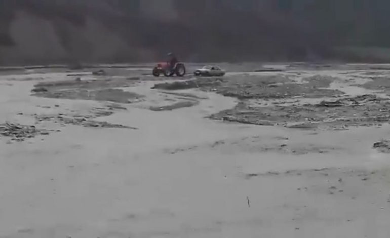 FOTO-VIDEO/ Mësuesit rrezikojnë të mbyten në Elbasan, i vjen në ndihmë traktori