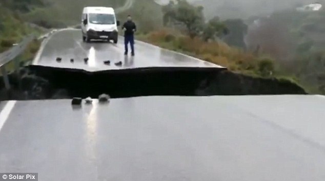 Në Spanjë rruga ndahet përgjysmë, duke i rrezikuar njerëzit (Video)