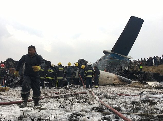 FOTOT/ Tragjedi në Nepal, avioni rrëzohet teksa ulej në pistë, 54 viktima