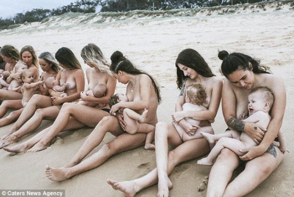 Duaje trupin tënd! Nënat fotografohen nudo në plazh, ushqejnë fëmijët e tyre me qumësht (FOTO)