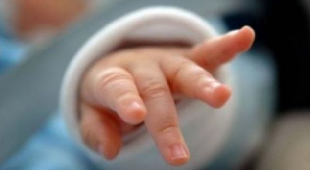 Gjendet e vdekur foshnja një ditëshe/ Dyshohet për vrasje, policia arreston nënën pasi…
