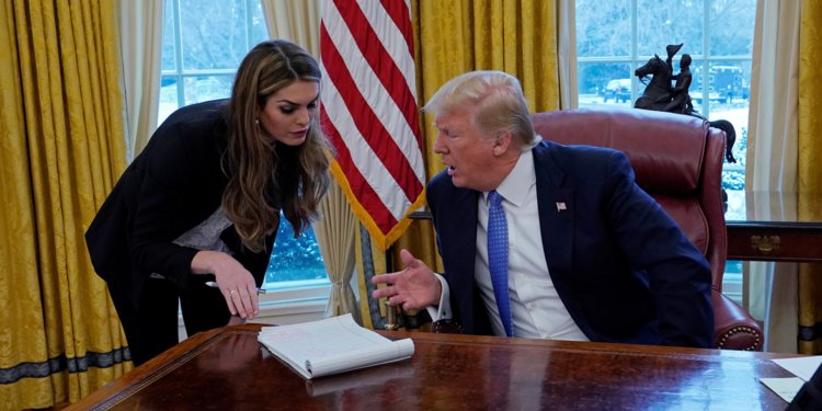 Dorëhiqet drejtoresha e Komunikimit, këshilltarja më jetëgjatë e presidentit. Trump: Do më mungojë shumë