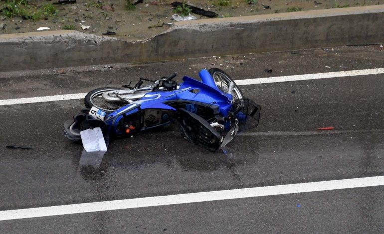 Aksident në Tiranë, makina përplaset me motorin tek Unaza e Madhe (FOTO)