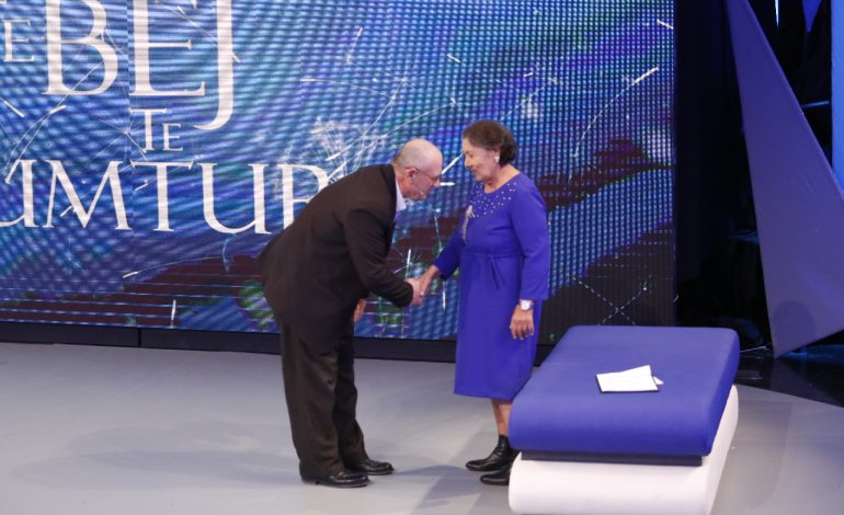 Dyshonte se shoqërohej me zonja të tjera/ Xhelozia dhe konflikti mes mes të moshuarve zgjidhet para publikut