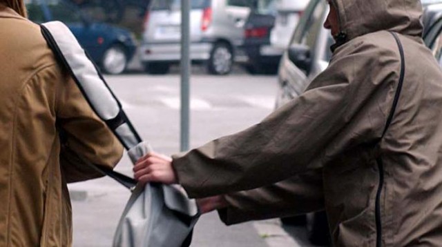 Grabitet një person sapo doli nga banka në Tiranë. Grabitësit morën 5 mijë EURO dhe…