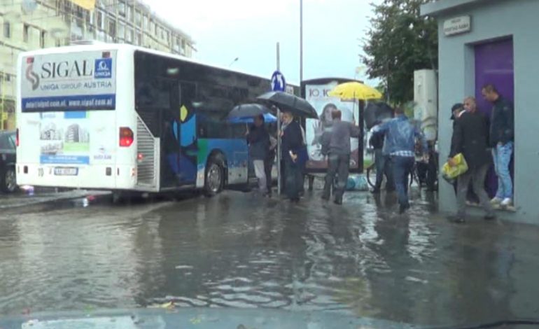 MOTI I KEQ/ Del harta e zonave me rrezik për përmbytje, shi me shtrëngata sot e nesër