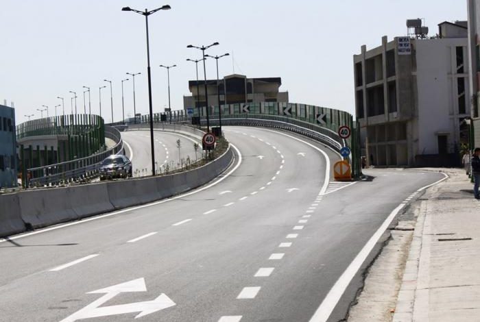 Aksident i rëndë në DURRES/ Motorri me shpejtësi përplas trafikndarësen, vdes një person